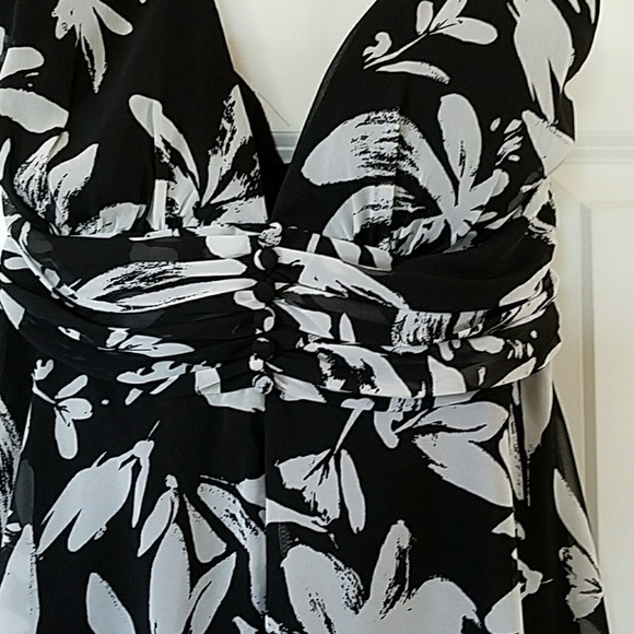 STUNNING NEW NEVER WORN WHBM HALTER RETAIL $158 - Picture 2 of 4